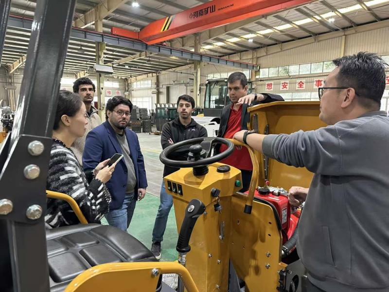 國外客戶來廠參觀小型壓路機